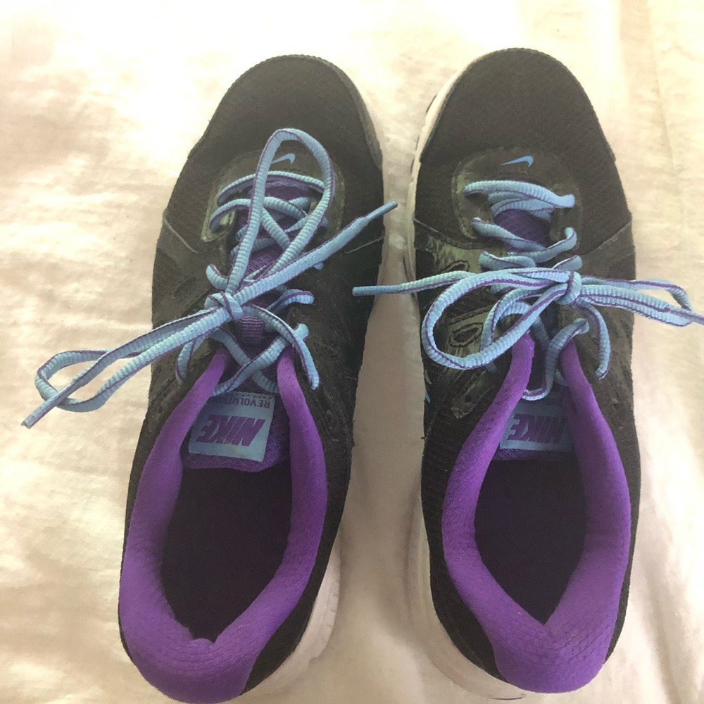 5/35 Nike shoes